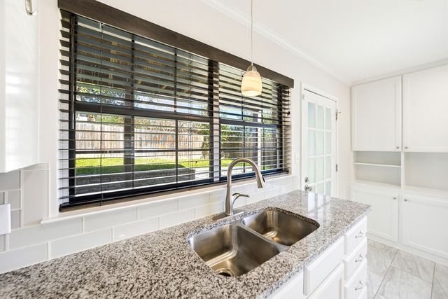 1300 Warbler Dr, Kerrville, TX 78028