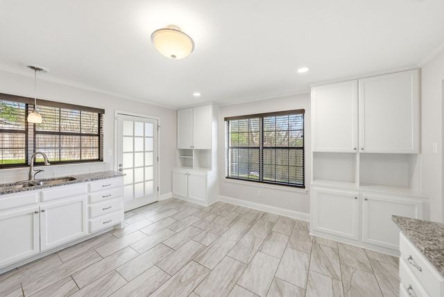 1300 Warbler Dr, Kerrville, TX 78028