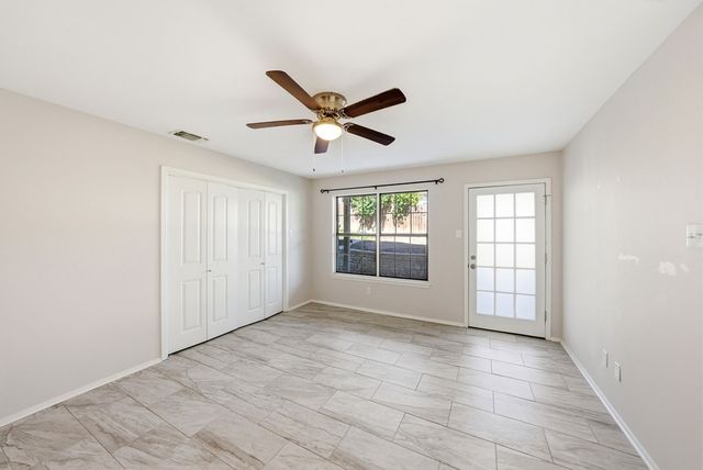 1300 Warbler Dr, Kerrville, TX 78028