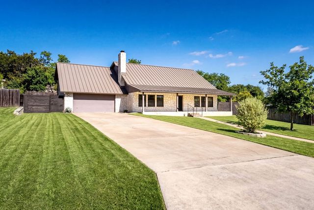 1300 Warbler Dr, Kerrville, TX 78028