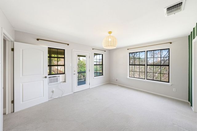 1300 Warbler Dr, Kerrville, TX 78028