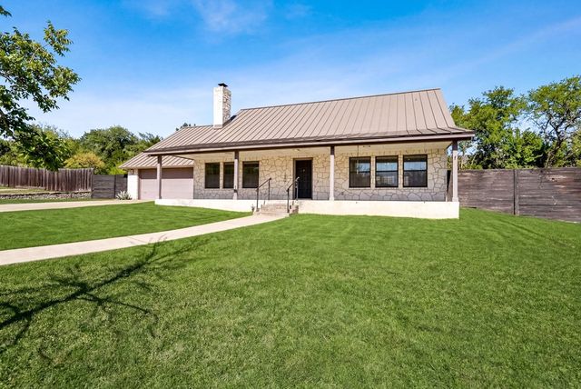 1300 Warbler Dr, Kerrville, TX 78028