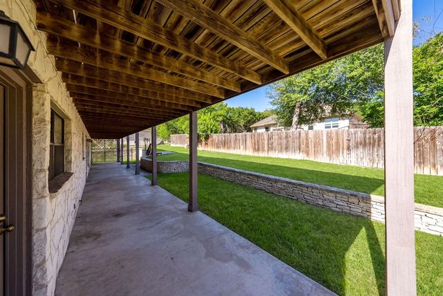 1300 Warbler Dr, Kerrville, TX 78028