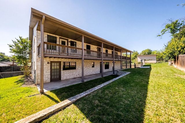 1300 Warbler Dr, Kerrville, TX 78028