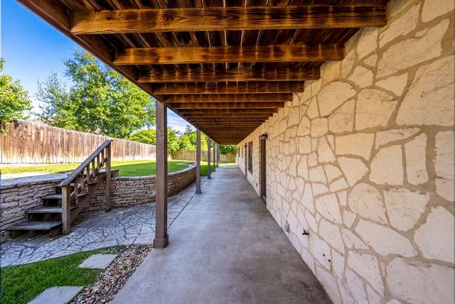 1300 Warbler Dr, Kerrville, TX 78028