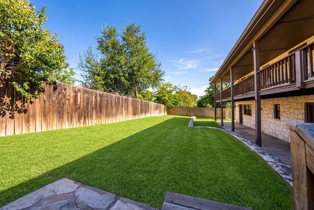 1300 Warbler Dr, Kerrville, TX 78028