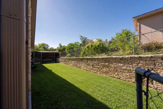 1300 Warbler Dr, Kerrville, TX 78028