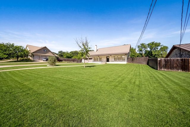 1300 Warbler Dr, Kerrville, TX 78028