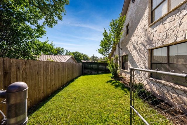 1300 Warbler Dr, Kerrville, TX 78028