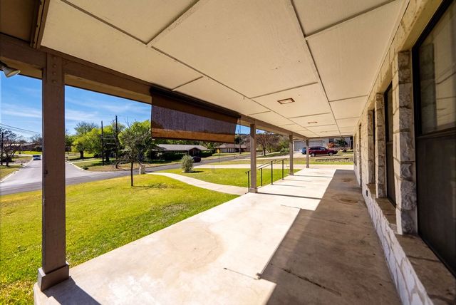 1300 Warbler Dr, Kerrville, TX 78028