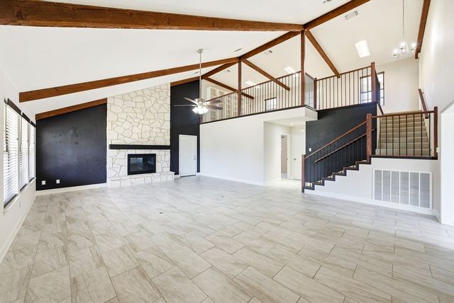 1300 Warbler Dr, Kerrville, TX 78028