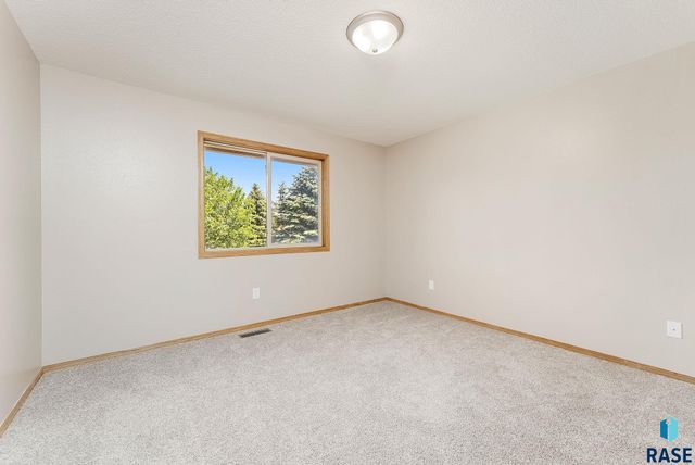 4312 S Bedford Ave, Sioux Falls, SD 57103