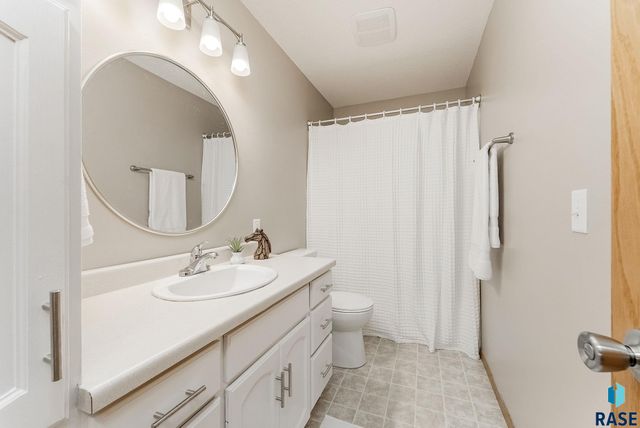4312 S Bedford Ave, Sioux Falls, SD 57103
