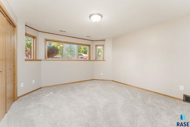 4312 S Bedford Ave, Sioux Falls, SD 57103