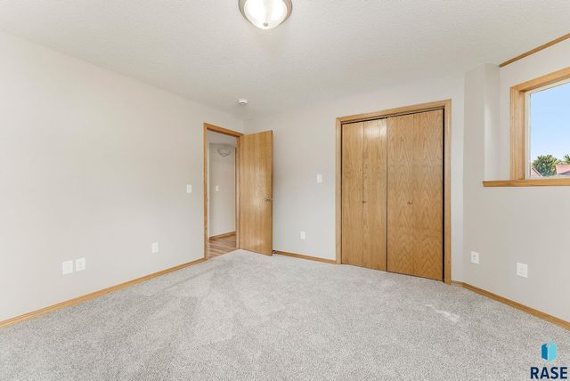 4312 S Bedford Ave, Sioux Falls, SD 57103