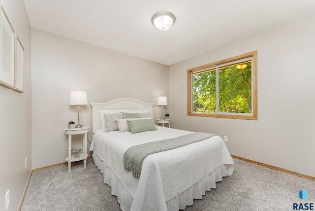 4312 S Bedford Ave, Sioux Falls, SD 57103