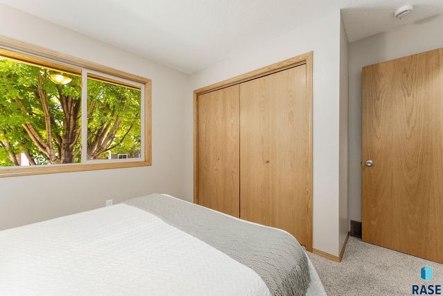 4312 S Bedford Ave, Sioux Falls, SD 57103