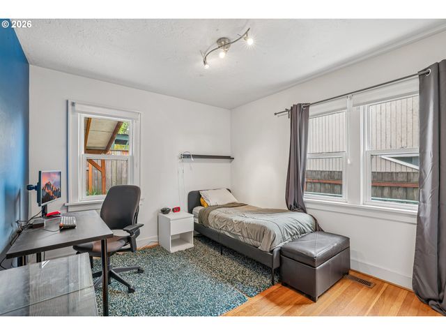 4118 Ne SENATE St, Portland, OR 97232
