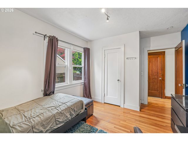 4118 Ne SENATE St, Portland, OR 97232