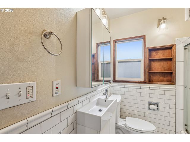 4118 Ne SENATE St, Portland, OR 97232