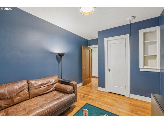 4118 Ne SENATE St, Portland, OR 97232