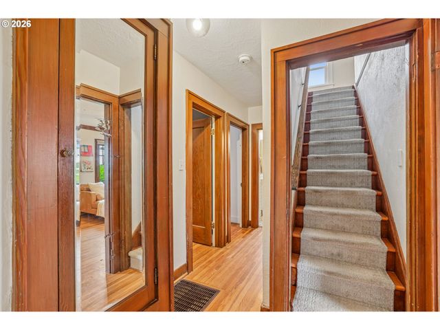 4118 Ne SENATE St, Portland, OR 97232