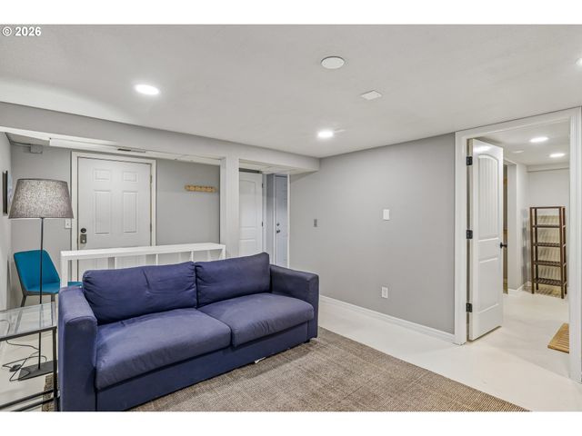 4118 Ne SENATE St, Portland, OR 97232