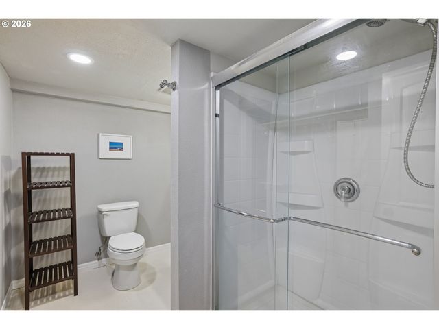4118 Ne SENATE St, Portland, OR 97232