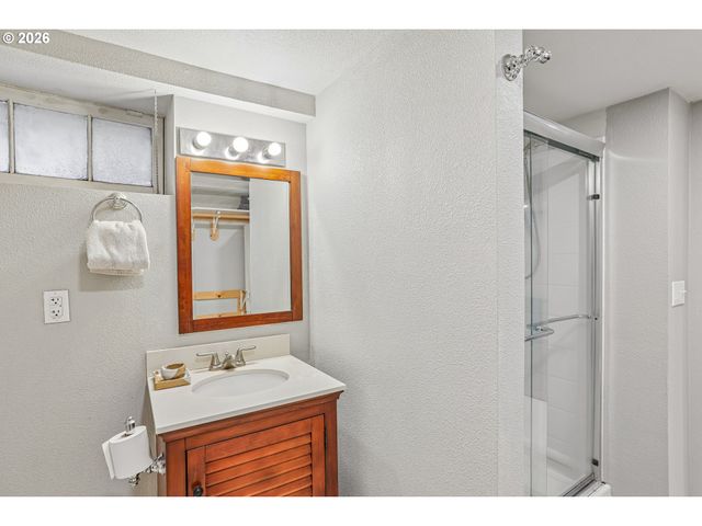 4118 Ne SENATE St, Portland, OR 97232