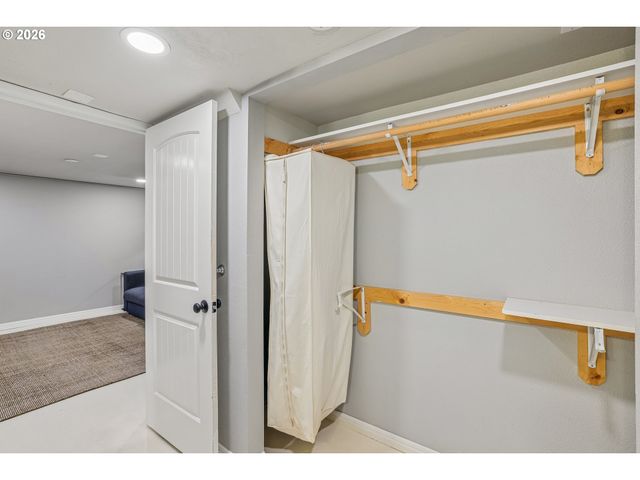 4118 Ne SENATE St, Portland, OR 97232