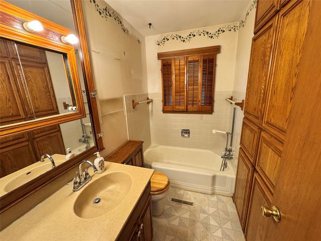 2010 Hunziker Drive, Ames, IA 50010