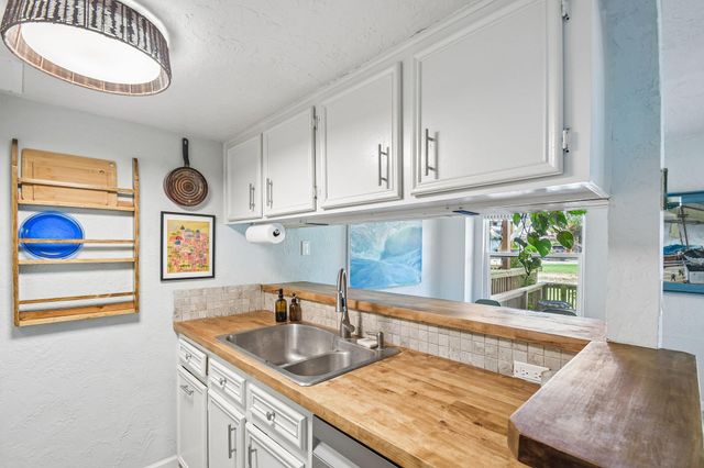14 Cypress Fairway VLG, Wimberley, TX 78676