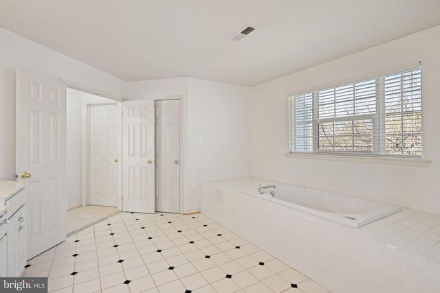 1226 BARKSDALE DR NE, Leesburg, VA 20176