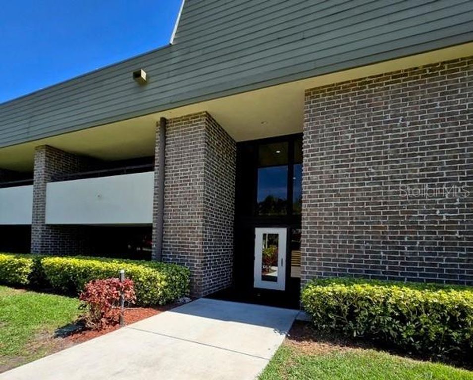 Image 5 of property listing at 36750 US HIGHWAY 19 N 4-107, Palm Harbor, FL 34684