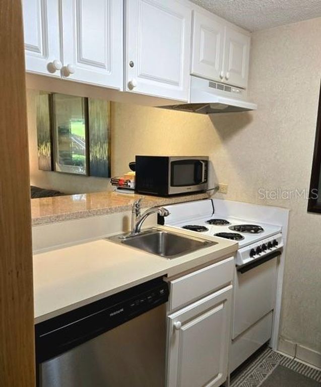 Image 6 of property listing at 36750 US HIGHWAY 19 N 4-107, Palm Harbor, FL 34684