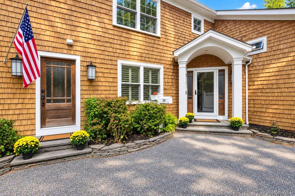 100 Edgewood Avenue, Smithtown, NY 11787 — photo 3
