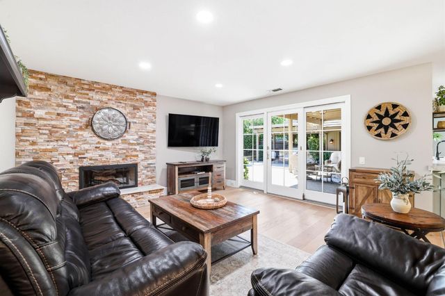 1911 Black Slate Ct, Gold River, CA 95670