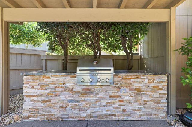 1911 Black Slate Ct, Gold River, CA 95670