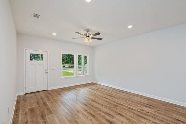 740 E Chestnut Avenue, Crestview, FL 32539