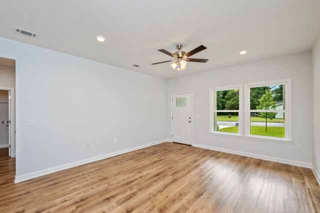 740 E Chestnut Avenue, Crestview, FL 32539