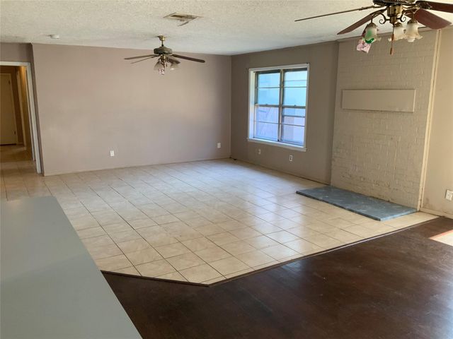 301 Travis Street, Baytown, TX 77520