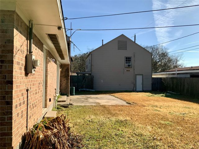 301 Travis Street, Baytown, TX 77520