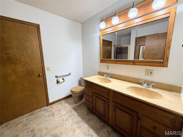 400 W Main, Novelty, MO 63460