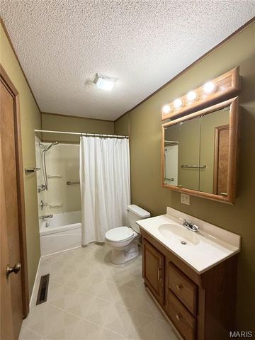 400 W Main, Novelty, MO 63460