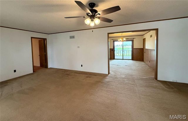 400 W Main, Novelty, MO 63460