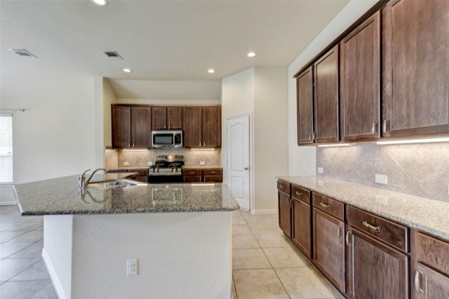 84 Linnwood Drive, Woodbranch, TX 77357