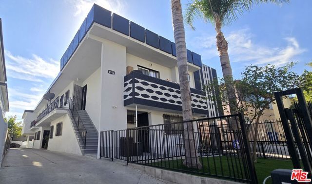 4942 Rosewood Avenue, Los Angeles, CA 90004