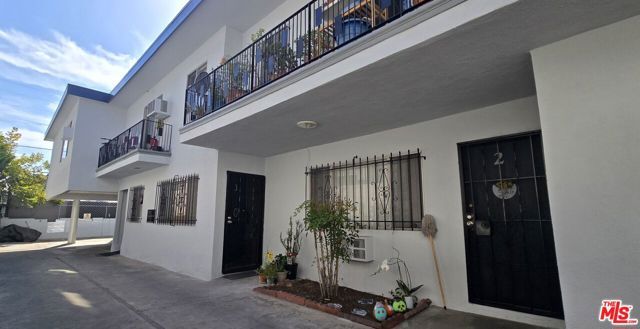 4942 Rosewood Avenue, Los Angeles, CA 90004