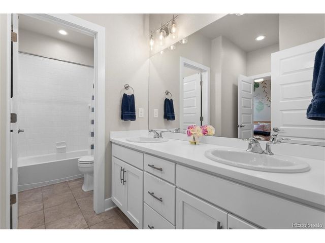 27671 E Lakeview Dr, Aurora, CO 80016