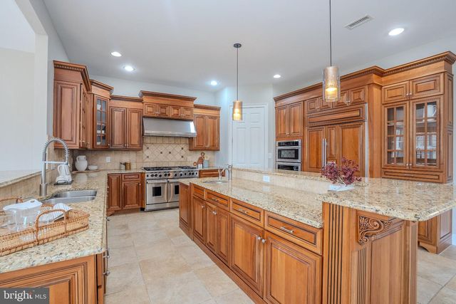 24 HAYHURST DR, Newtown, PA 18940